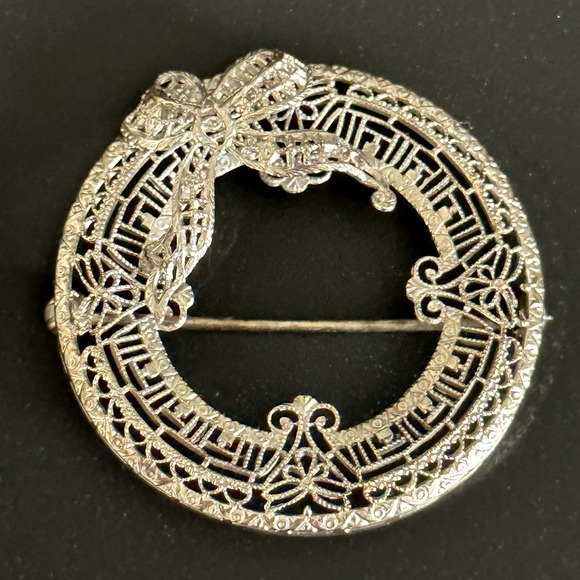 Antique 10K White Gold Filigree Detail Bow Ribbon Round Open Circle Brooch Pin